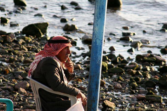 Jordan pensativo a la orilla del agua, Aqaba - Jordania