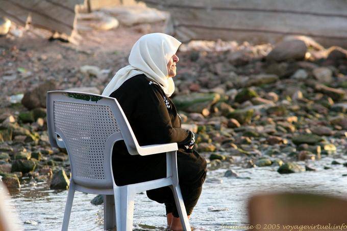 Pies señora mayor en el agua, Aqaba - Jordania