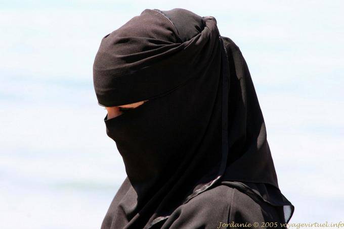 La chica en negro, Aqaba - Jordania