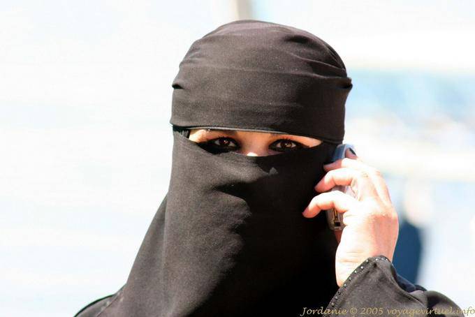 La mujer con la computadora portátil, Aqaba - Jordania