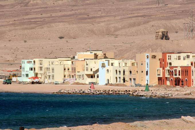 Construcción en la costa del Mar Rojo, Aqaba - Jordania