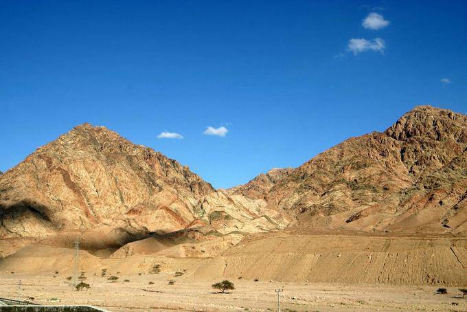 Los colores de las montañas que rodean Aqaba - Jordania
