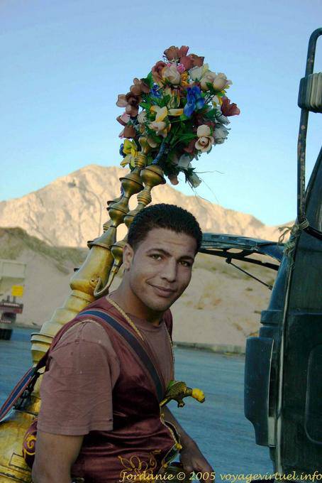 Muchacho de agua con el traje tradicional, Aqaba - Jordania