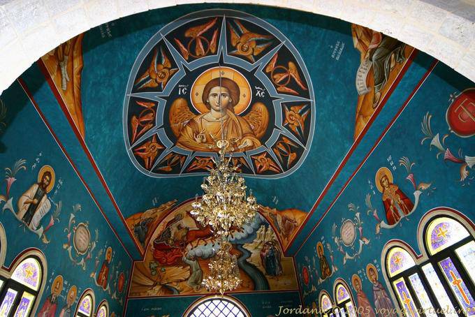 Las pinturas en el techo y las paredes de la Iglesia Ortodoxa de Betania - Jordania