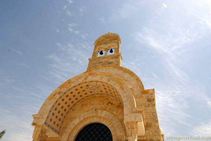 Campanario sobre la entrada de la Iglesia Ortodoxa, El-Maghtas - Jordania
