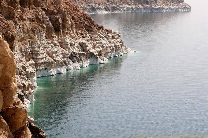 Los depósitos de sal en la roca, Mar Muerto - Jordania