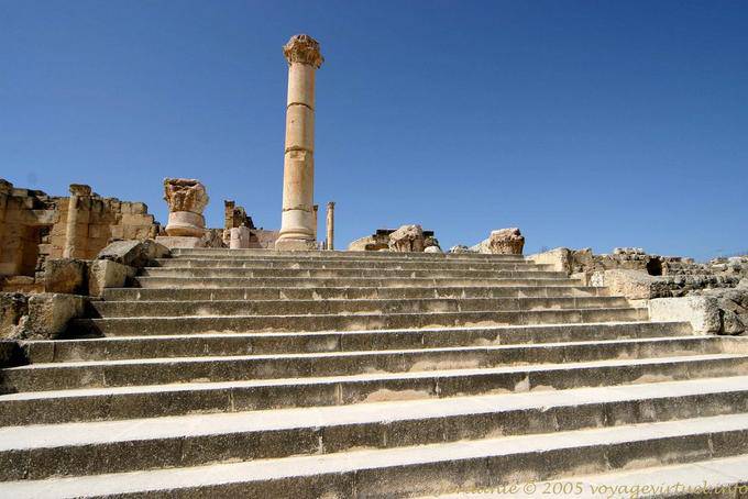 La columna de la escalera magnífica del templo de Zeus, Jerash - Jordania