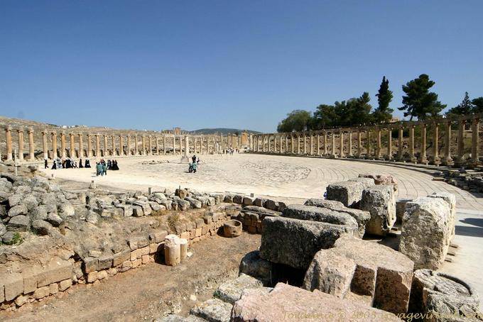 Jerash, una panorámica del óvalo o Foro Place, (Adriano) - Jordania