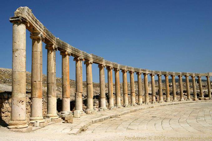Columnata jónica, Plaza Ovalada, Jerash - Jordania