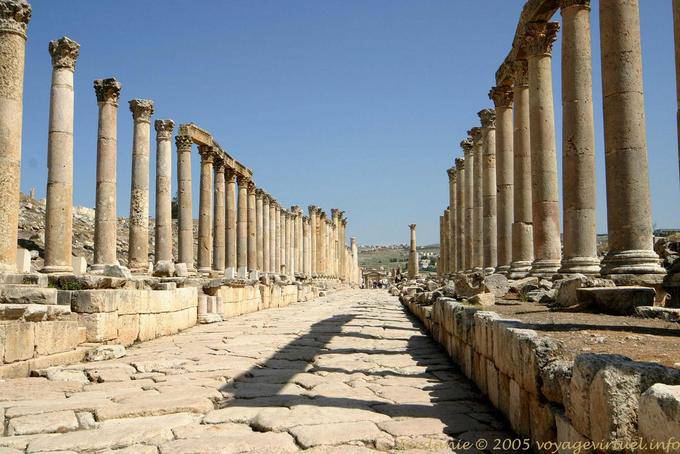 Fila de columnas de la Cardo Maximus, Jerash - Jordania