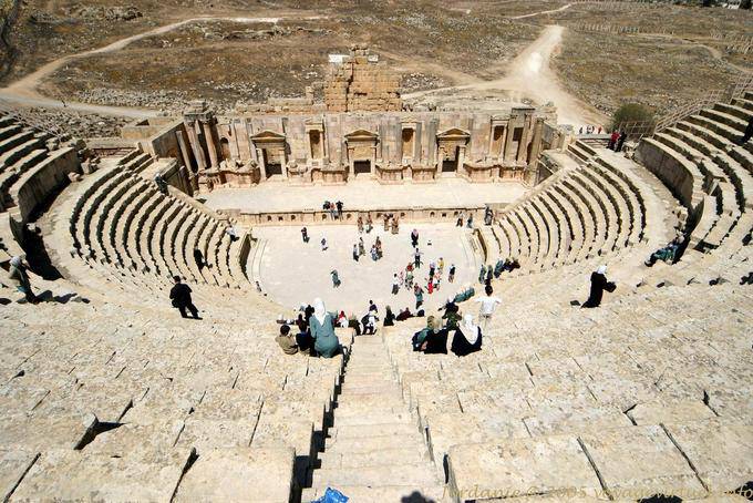 Teatro panorámica hacia el sur desde la parte superior de diazoma, Jerash - Jordania
