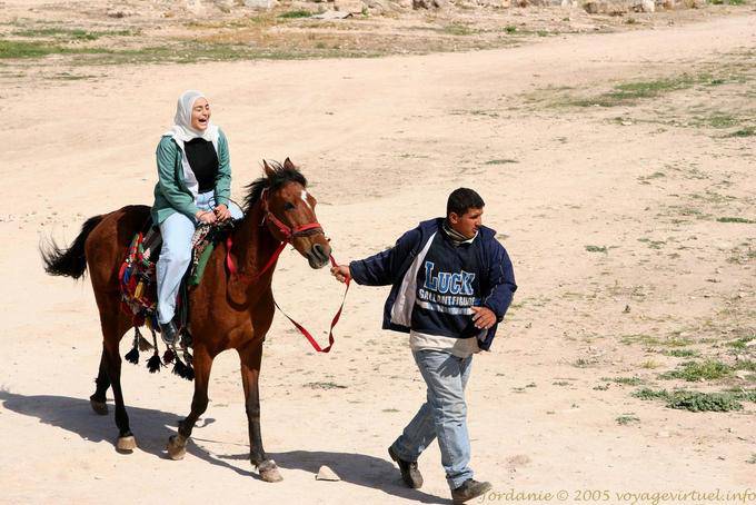 Mujer a caballo, el Hipódromo, Jerash - Jordania