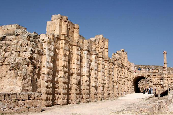Pared detrás del teatro norte, Jerash - Jordania