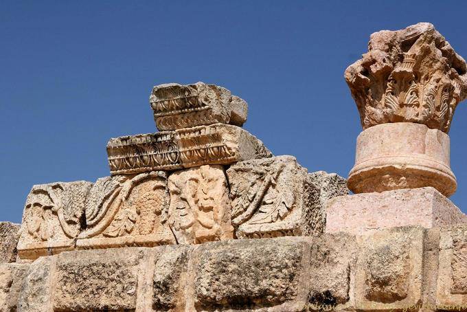 Esculturas del friso del templo de Zeus, Jerash - Jordania