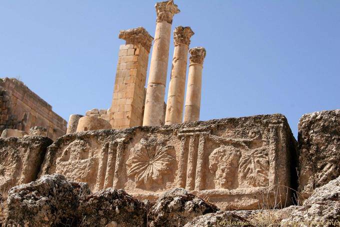 Friesland en columnas corintias, Jerash - Jordania
