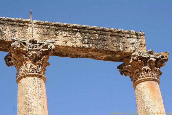 Close-up en los dinteles de las columnas delante del Macellum, Jerash - Jordania