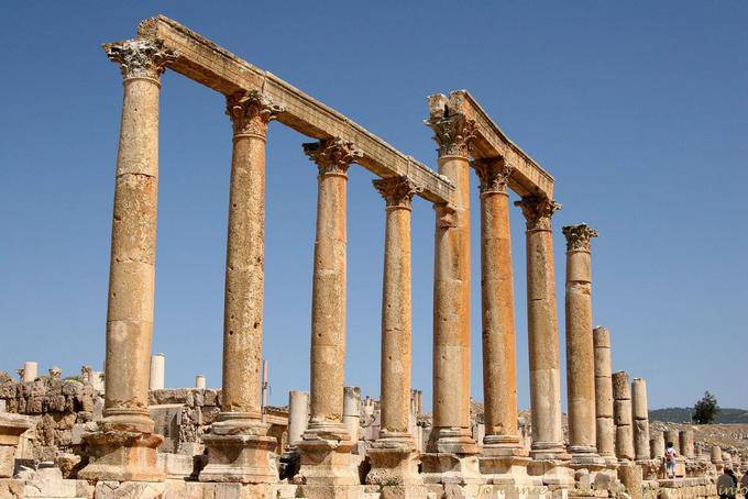 Las columnas que marcan la entrada al mercado de la ciudad romana (Macellum), Jerash - Jordania