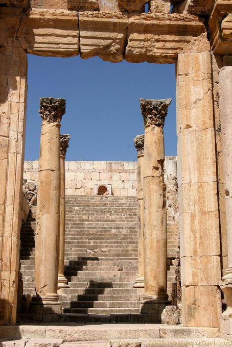 Entrada a la Catedral vista desde la puerta, Jerash - Jordania