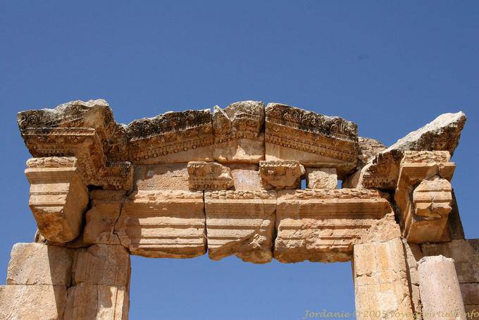 Ricamente decorado reanudación portal de Dionysos templo, catedral, Jerash - Jordania