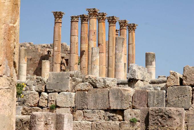 Otro punto de vista sobre las columnas de la cella del templo de Artemisa, Jerash - Jordania