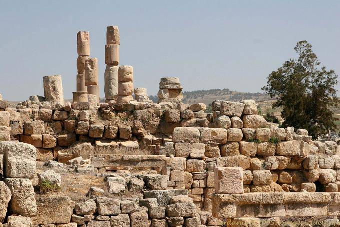 Columnas inestables y la reconstrucción de la pared, Jerash - Jordania