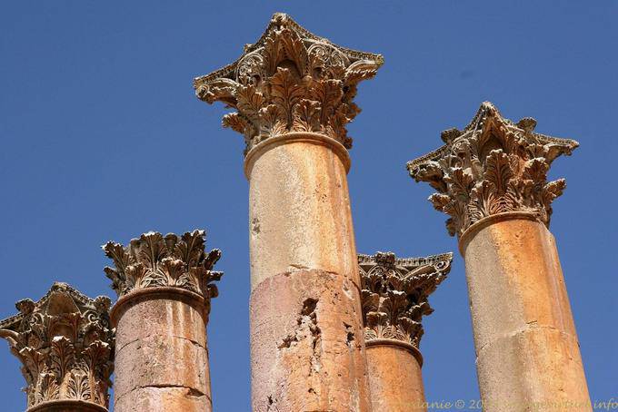Finesse columnas que rodean el recinto sagrado del Templo de Artemisa, Jerash - Jordania