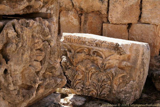 Decoración Finesse, fragmento del dintel, Jerash - Jordania
