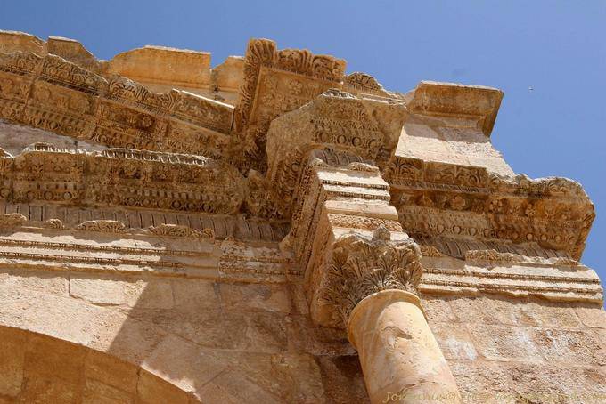 Decoración frontón, el Arco de Adriano, Jerash - Jordania
