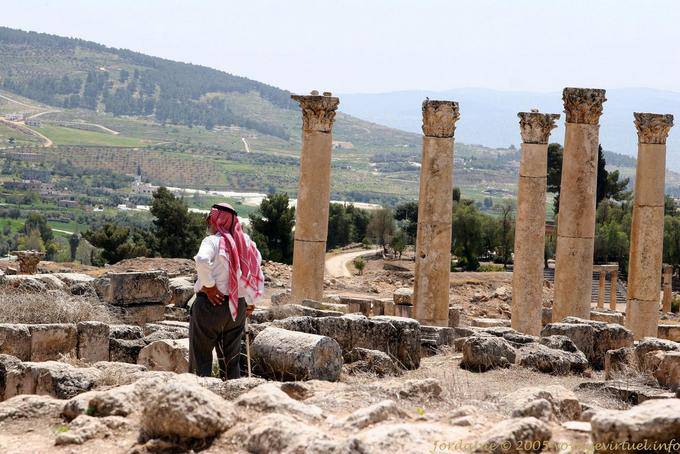 Hombre en kefieh admirando el paisaje, Jerash - Jordania