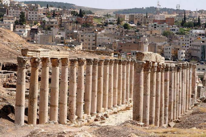 Decumanus descendiendo a la ciudad de Gerasa, Jerash - Jordania