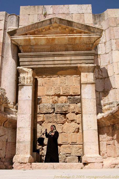 Hija de la historia en el teatro sur, Jerash - Jordania