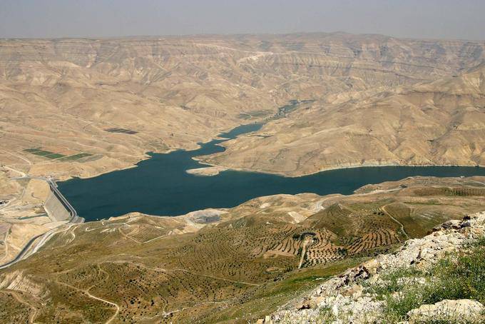 El lago y la presa de Wadi Mujib, Kings Road - Jordania