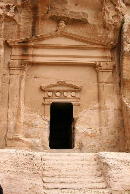 La entrada a una tumba, la Pequeña Petra - Jordania