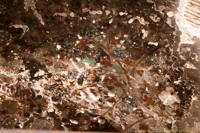 Pintura de cuevas en una habitación excavada en la roca, poco Petra - Jordania
