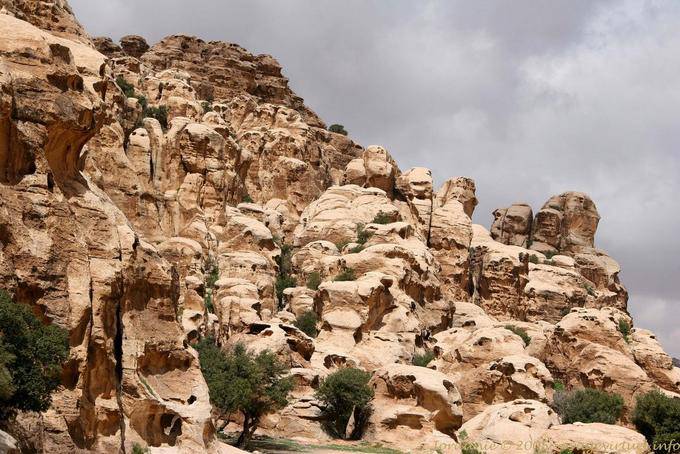 Rocas agrietadas del Siq al-Barid, Little Petra - Jordania