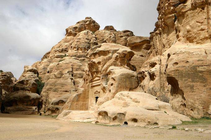 Hacia el cañón invisible, Al Beida, la Pequeña Petra - Jordania