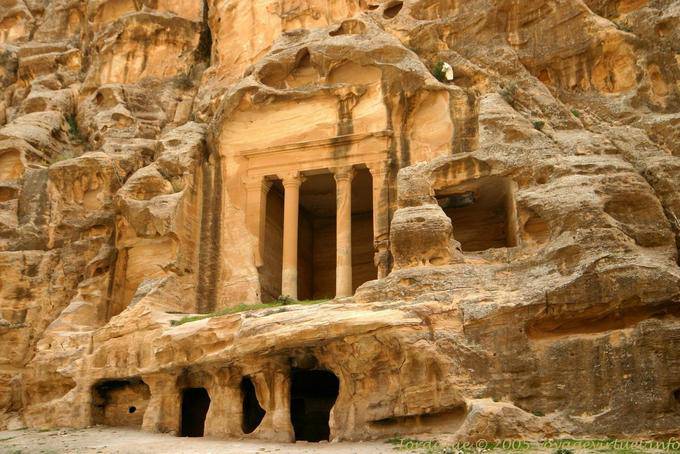 Columnas de la tumba, Al Beida, la Pequeña Petra - Jordania