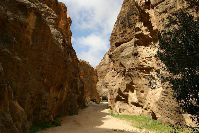 Entre las escarpadas paredes del Siq, Al Beida, la Pequeña Petra - Jordania