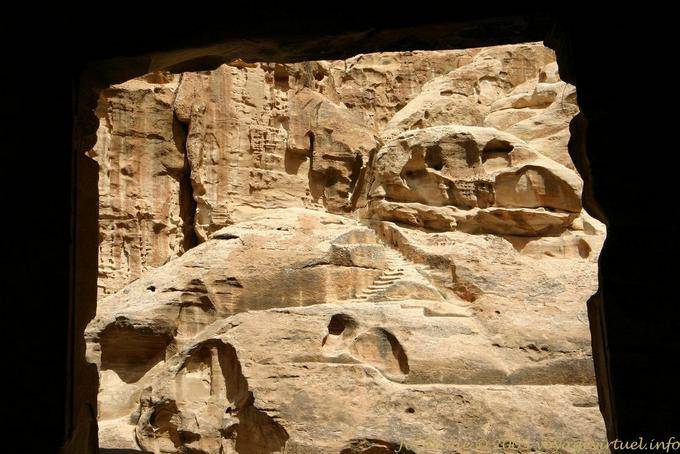 Escaleras talladas en la roca que conduce a un lugar alto, Al Beida, la Pequeña Petra - Jordania