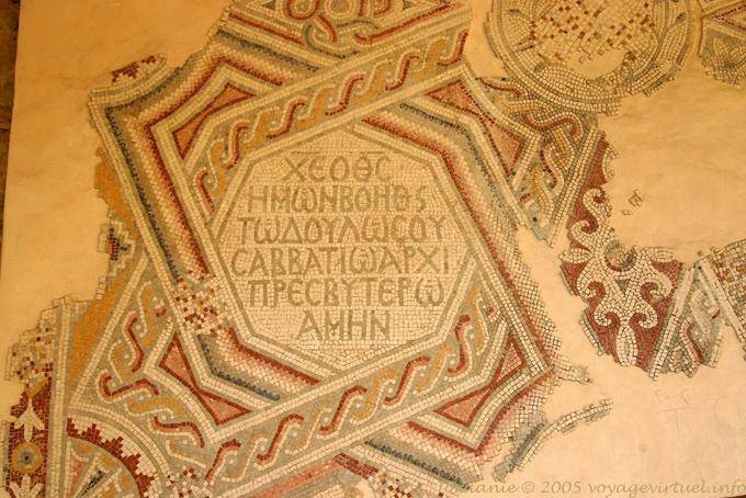 Inscripción griega, mosaico exhibe en el Museo Arqueológico de Madaba - Jordania