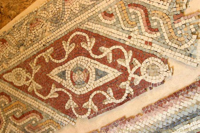 Geometría de los ojos y policromada, mosaico, Madaba - Jordania