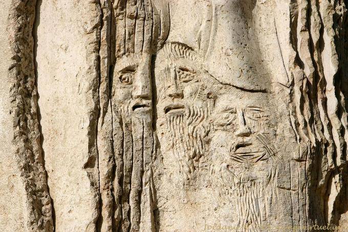 Cabezas esculpidas de primer plano del Milenio Monumento Monte Nebo - Jordania
