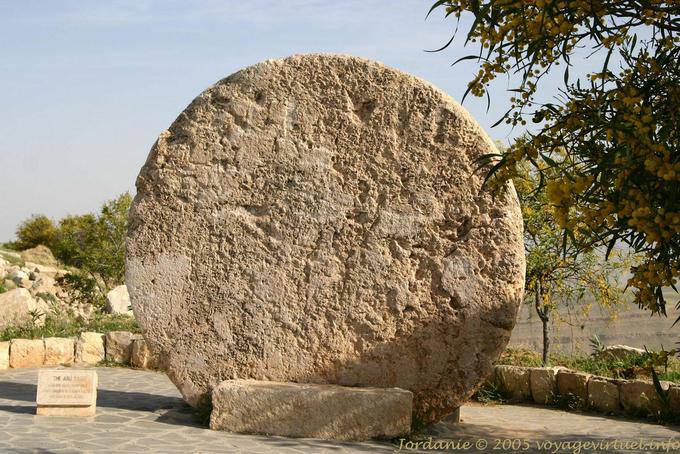 Abu Badd piedra rodante usado como la puerta del monasterio, el Monte Nebo-Siyagaha - Jordania