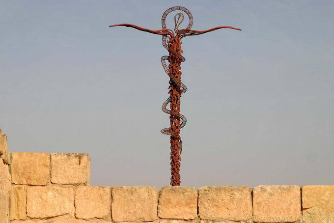 Cruz serpiente de bronce, obra del escultor italiano Giovanni Fantoni, estatua serpiente de bronce, el Monte Nebo - Jordania