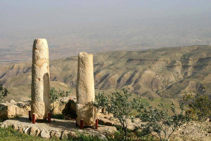 Pisga, antiguas columnas ante el precipicio, el Monte Nebo - Jordania