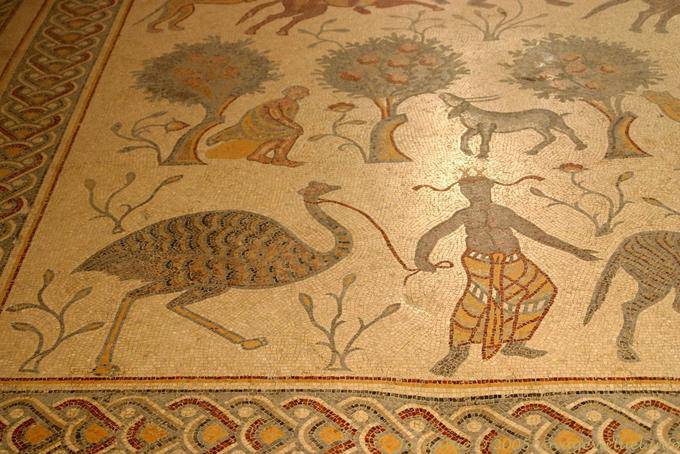 A la izquierda del baptisterio mosaico diakonikon de la basílica, un memorial de Moisés, el Monte Nebo - Jordania