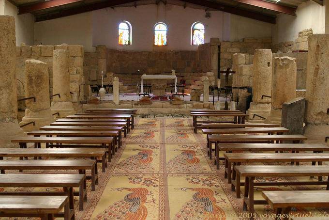 Nave y mosaico policromo de la cella Tricora santuario primitivo (IV-V siglo) Monte Nebo - Jordania
