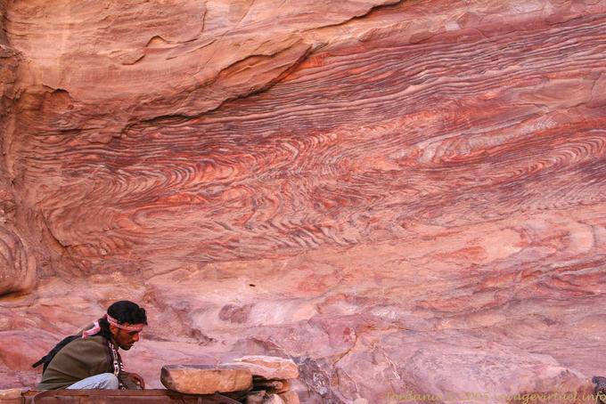 Hombre en la escalada en roca en Deir - Petra - Jordania