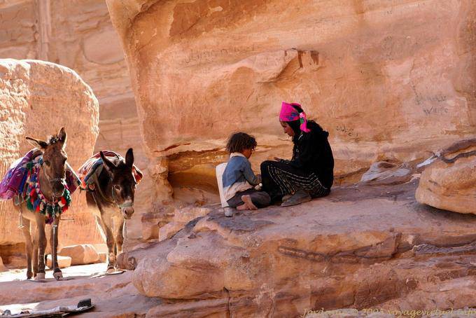 Beduina, sus hijos y sus burros ascienden Deir - Petra - Jordania