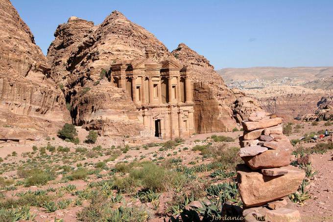 Al Deir, con incrustaciones en las montañas - Petra - Jordania